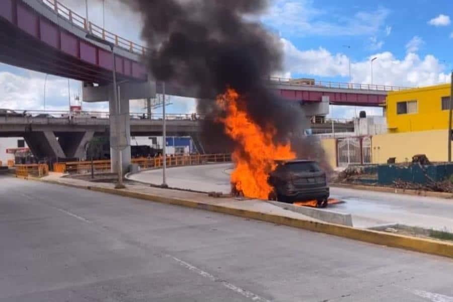 Se incendia camioneta en el distribuidor vial de Universidad