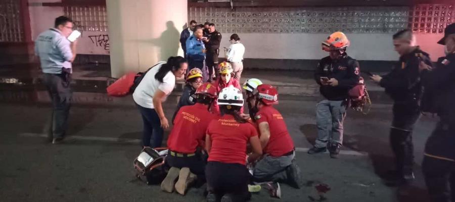 Se lanza con su hijo en estación del metro en Monterrey