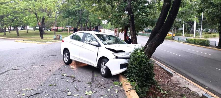 Automovilista se estrella contra árbol en Tabasco 2000 