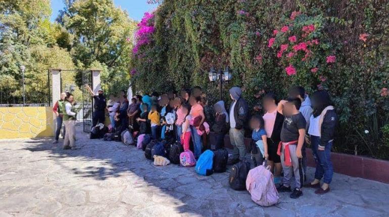 Rescatan migrantes transportados hacinados en autobús turístico en Tlaxcala