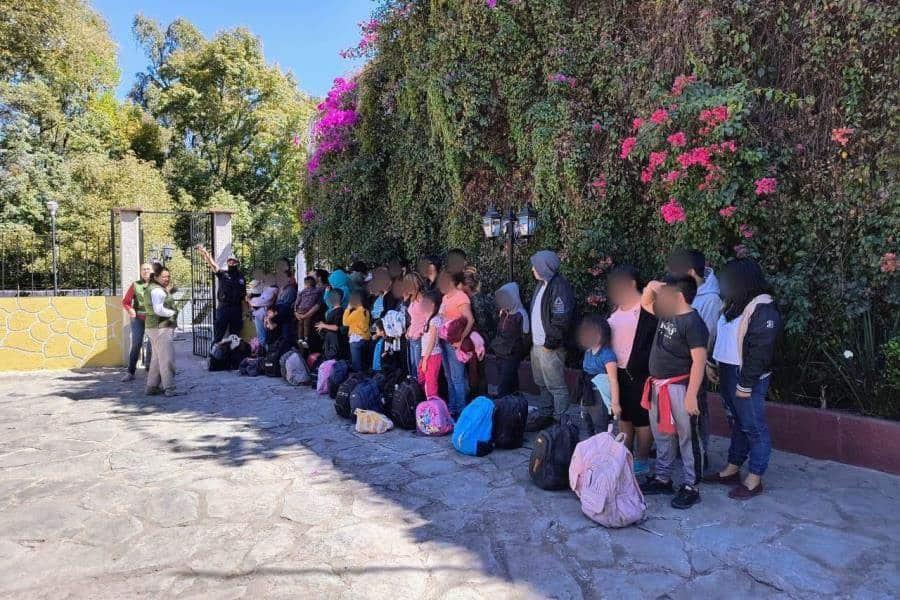 Rescatan migrantes transportados hacinados en autobús turístico en Tlaxcala