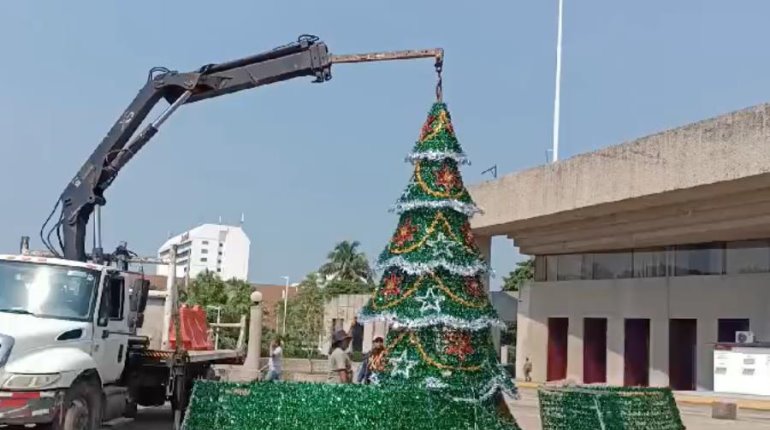 Instalan primeros árboles de Navidad en Villahermosa