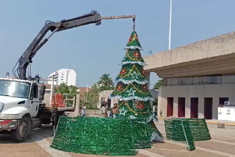 Instalan primeros árboles de Navidad en Villahermosa