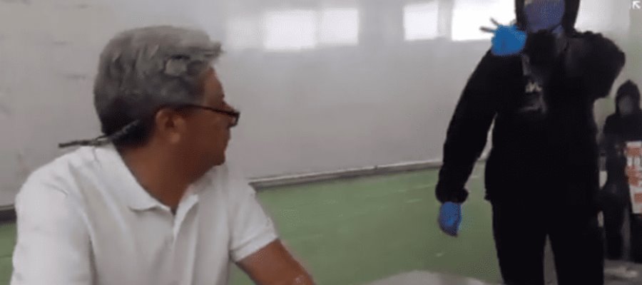 Alumnas del IPN golpean a presunto maestro acosador