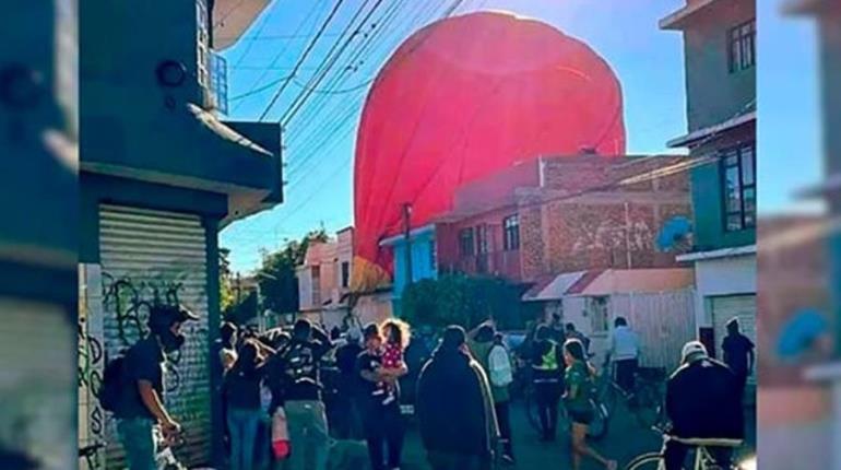 Globo aerostático aterriza en calles de León, Guanajuato