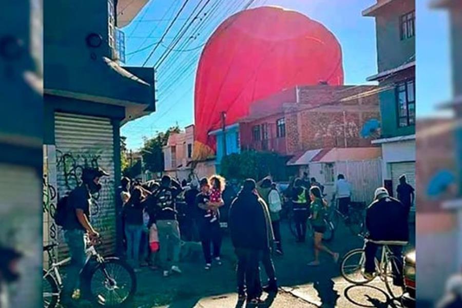 Globo aerostático aterriza en calles de León, Guanajuato