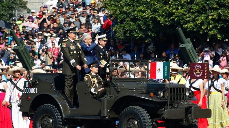 Fuerzas Armadas, "un ángel de la guarda" para mexicanos: AMLO en desfile del 20 de noviembre