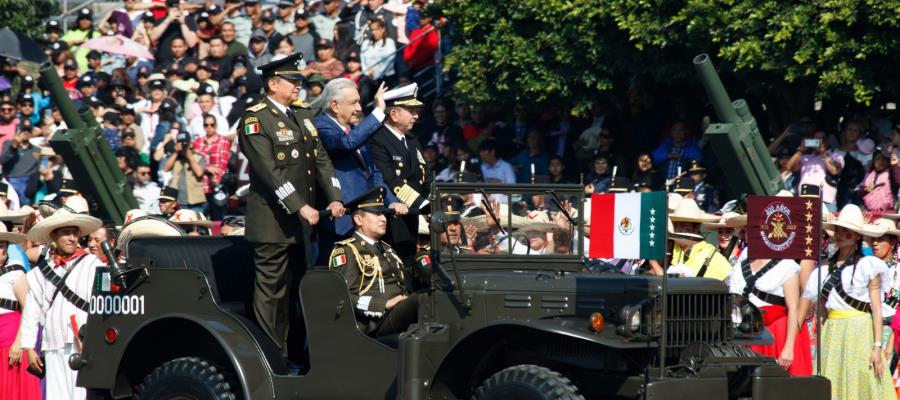 Fuerzas Armadas, "un ángel de la guarda" para mexicanos: AMLO en desfile del 20 de noviembre