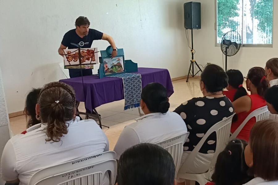 Primer actor Alberto Estrella, lleva diversión a niños de casa hogar del DIF Tabasco con su ´teatro de papel´