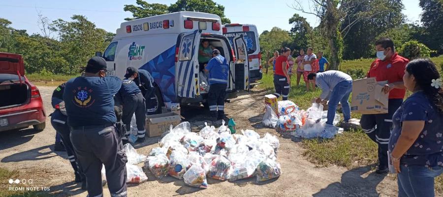 Paramédicos entregan despensas en zonas afectadas por lluvias en Jalapa