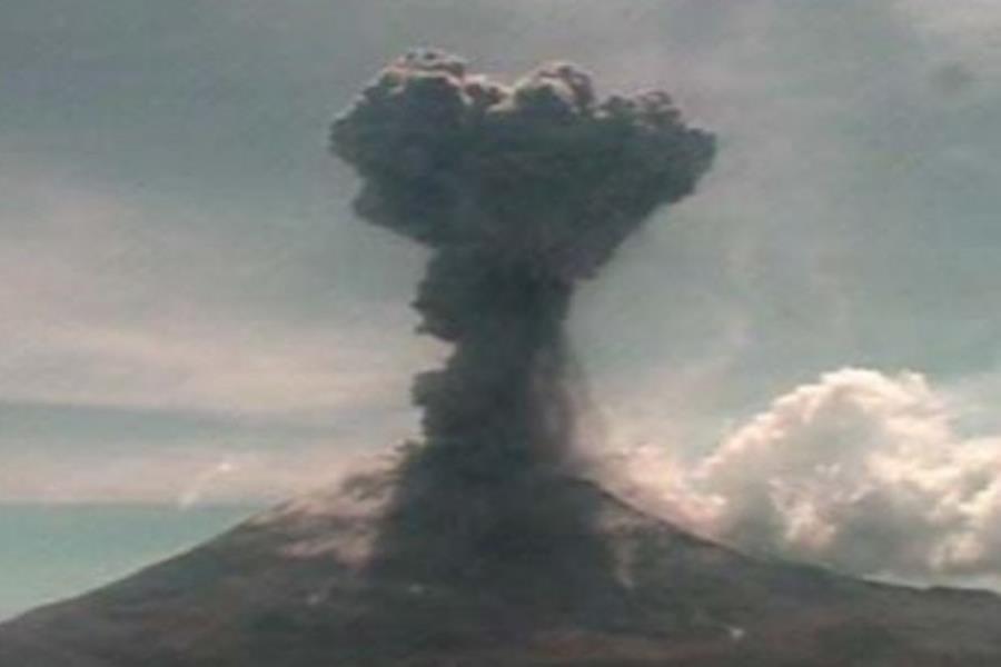 Alpinista exhibe video de erupción del Popocatépetl a metros de distancia