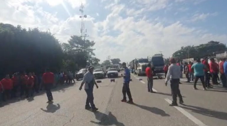 Bloquean pochimovilistas la Villahermosa-Frontera por detención de unidad