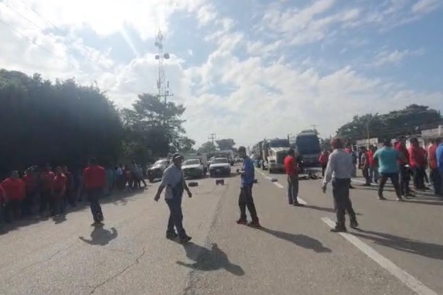 Bloquean pochimovilistas la Villahermosa-Frontera por detención de unidad