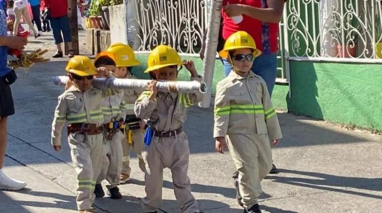 Niños homenajean en desfile a trabajadores de CFE que atendieron desastre en Acapulco