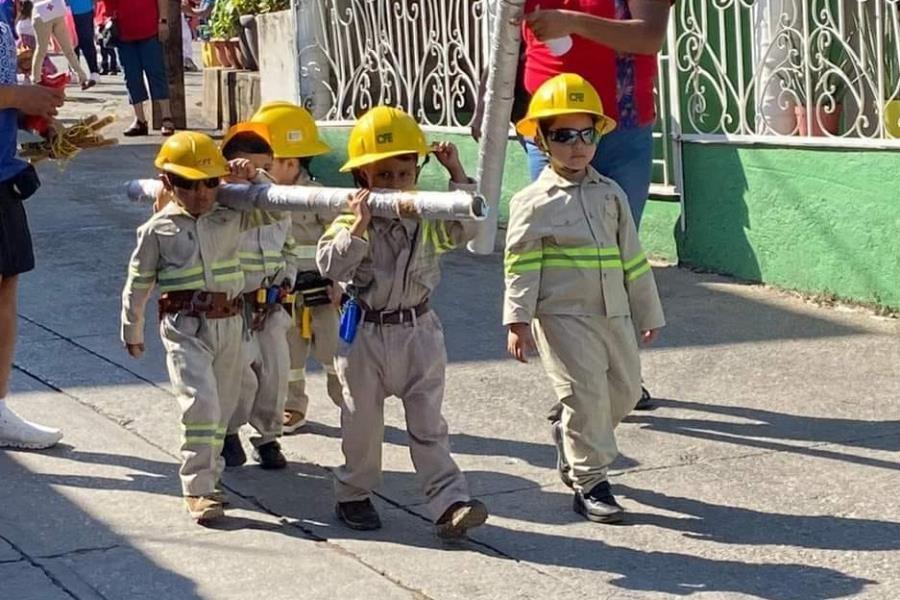 Niños homenajean en desfile a trabajadores de CFE que atendieron desastre en Acapulco