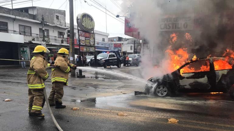 ¡Lo calcina cortocircuito! Se incendia auto en Tamulté