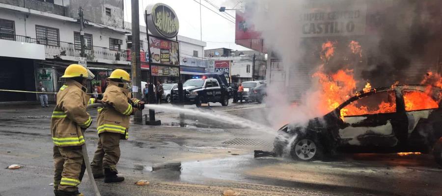 ¡Lo calcina cortocircuito! Se incendia auto en Tamulté