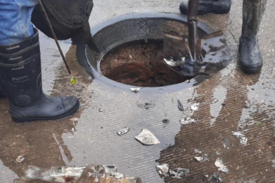 Exhibe SAS que continúan extrayendo basura en drenajes de Villahermosa