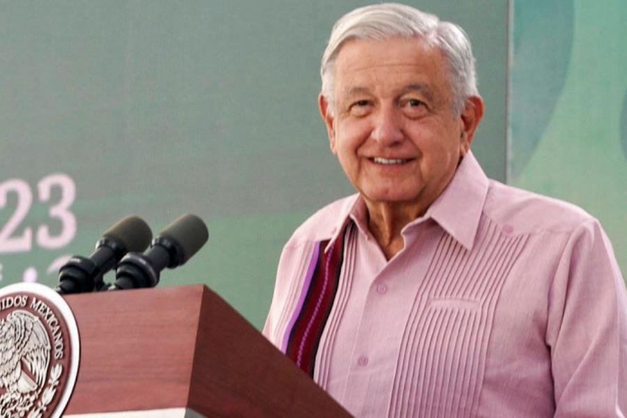 Por error, AMLO afirma en mañanera que Porfirio Díaz gobernó hasta 2011 