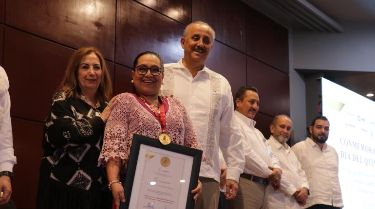 Reconoce gobierno a químicos destacados en Tabasco