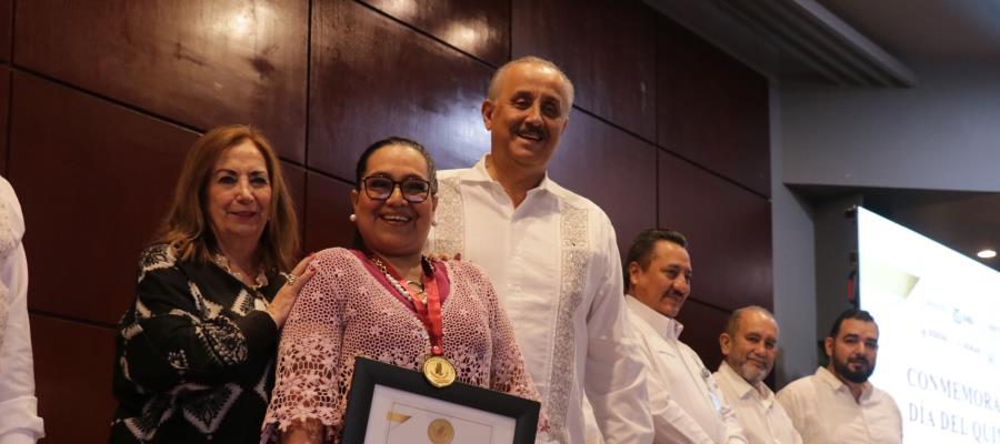 Reconoce gobierno a químicos destacados en Tabasco