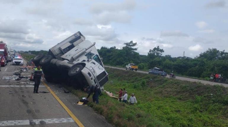 Chocan 2 tráileres en la Coatzacoalcos-Villahermosa; rapiñan uno de ellos