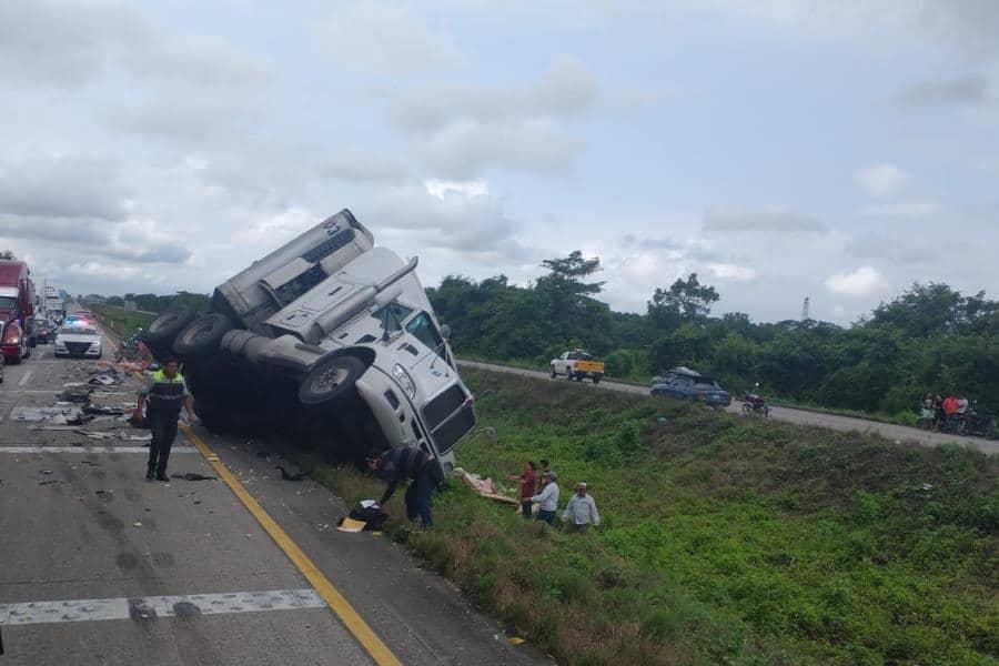 Chocan 2 tráileres en la Coatzacoalcos-Villahermosa; rapiñan uno de ellos