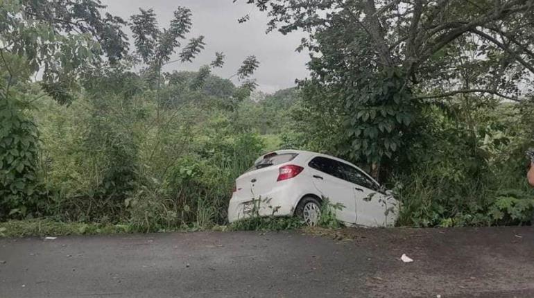 Conductora muere al chocar contra árbol en Cárdenas