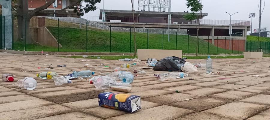 Dejan 1 tonelada de basura en el Centenario tras concierto de Alfredo Olivas