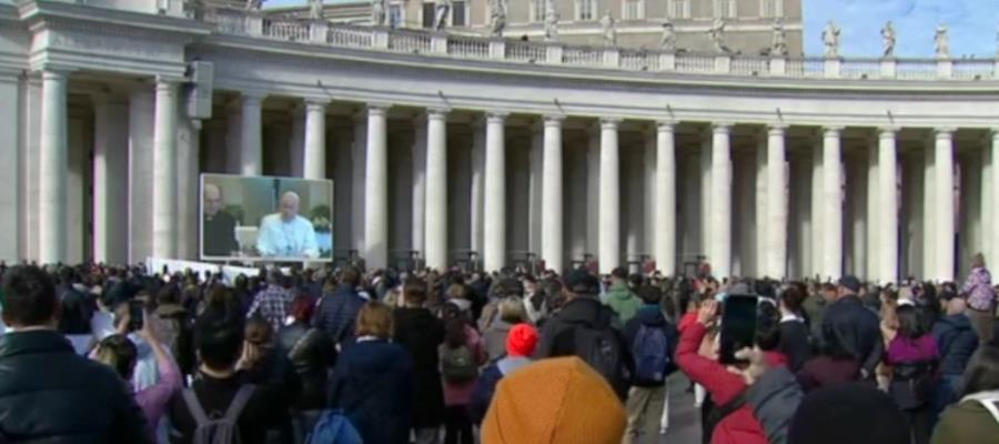 Por inflamación pulmonar, Papa reza Ángelus desde su residencia