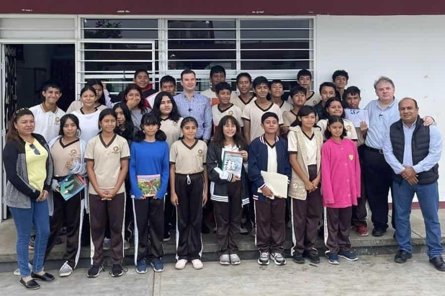 Donan libros a telesecundaria ´Jesús Antonio Sibilla Zurita´ para fomentar la lectura