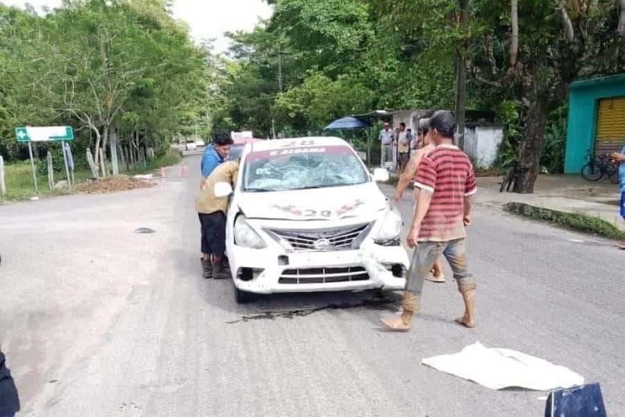 Motociclista choca contra taxi en Comalcalco