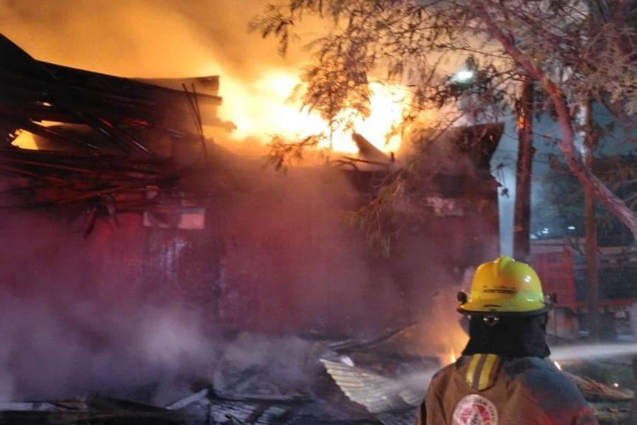 Se registra incendio en bodega de carbón en Monterrey