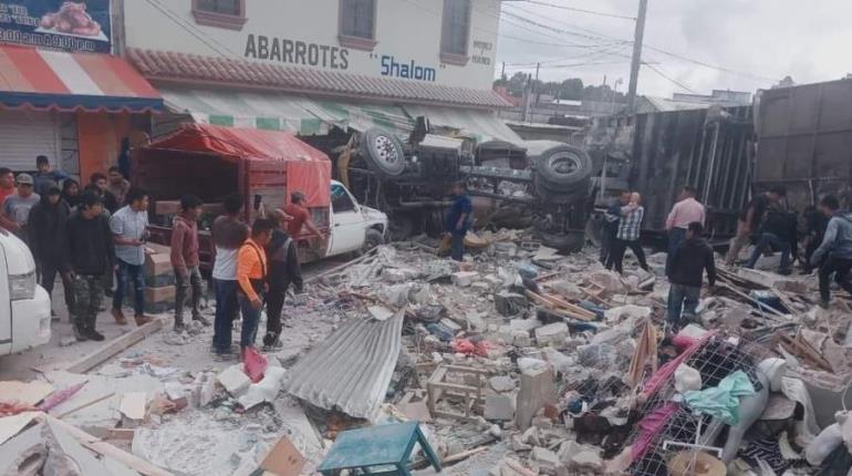 Tráiler del Circo Atayde se queda sin frenos y destroza locales comerciales en Chiapas