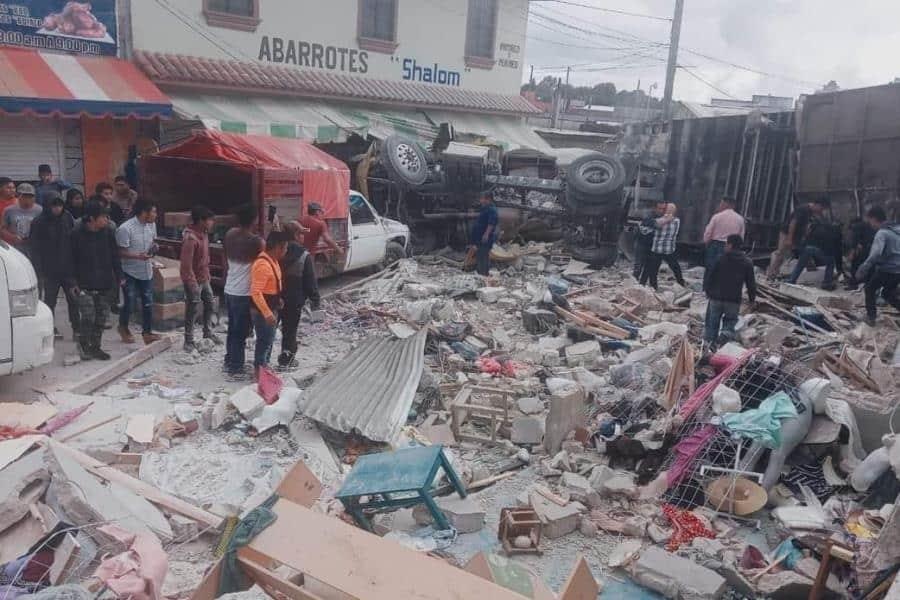 Tráiler del Circo Atayde se queda sin frenos y destroza locales comerciales en Chiapas