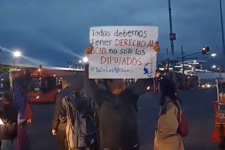 Jóvenes se manifiestan en CDMX para exigir que se avale reducción de jornada laboral