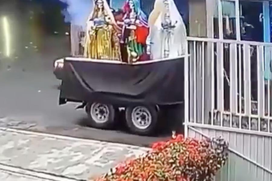 Explota camioneta con pirotecnia en procesión de la Santa Muerte en Catemaco