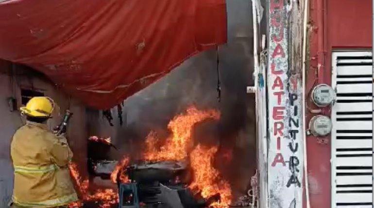 Se incendia auto en taller en La Manga II