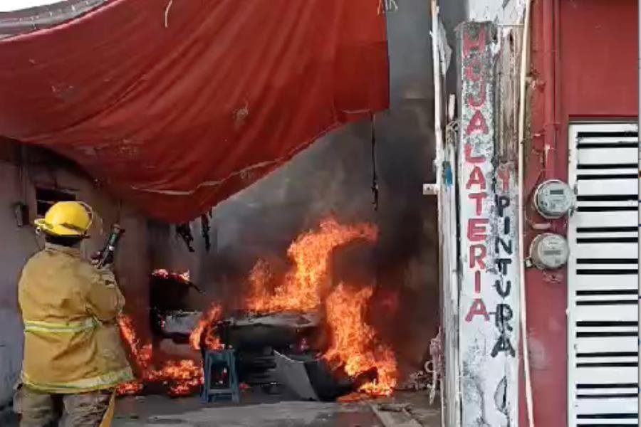 Se incendia auto en taller en La Manga II