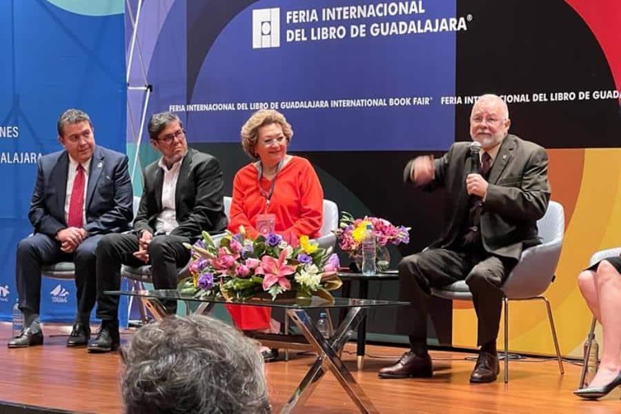 Participa Candita Gil en FIL Guadalajara para hablar sobre el sistema de pensiones y jubilaciones en universidades