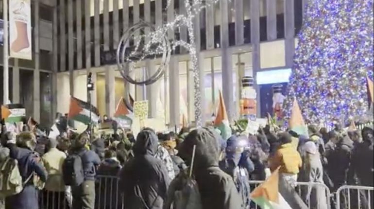 Protestan a favor de Palestina durante encendido del árbol de Navidad de NY