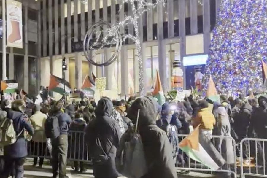 Protestan a favor de Palestina durante encendido del árbol de Navidad de NY