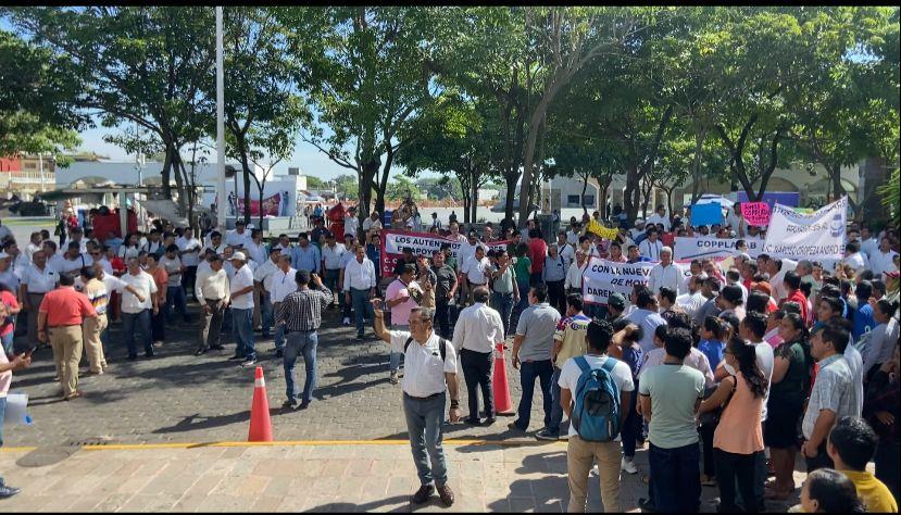 Chocan taxistas y Uber afuera del Congreso en comparecencia de Movilidad 