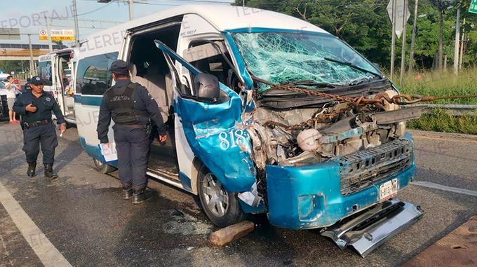 ¡No alcanza a frenar! Choca combi contra camioneta, deja una mujer prensada