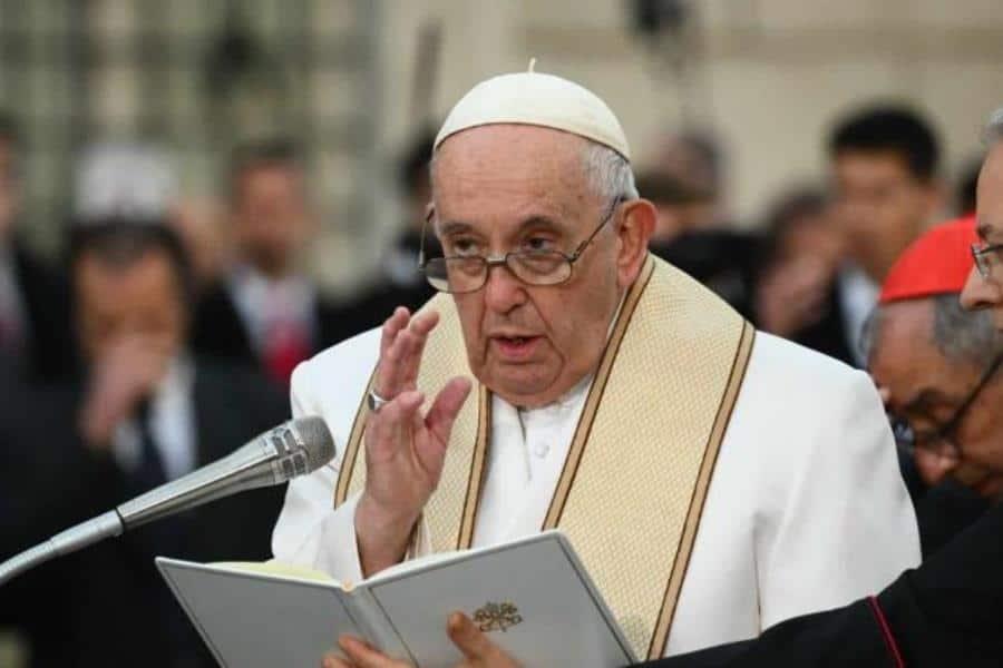 Papa Francisco mejora de bronquitis, informa el Vaticano