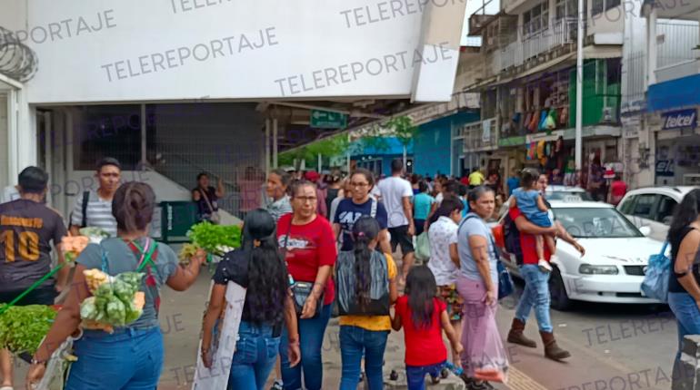 Se congestionan calles del Pino Suárez en primer domingo de diciembre