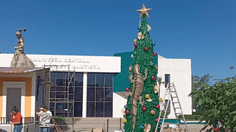 Se convierte en "sensación" árbol de Navidad con garrobo de la UJAT