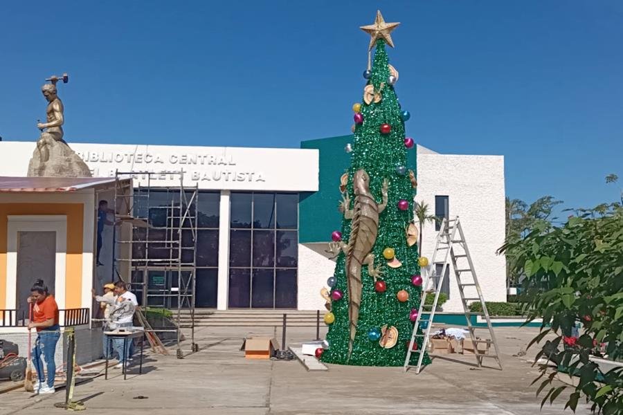 Se convierte en "sensación" árbol de Navidad con garrobo de la UJAT