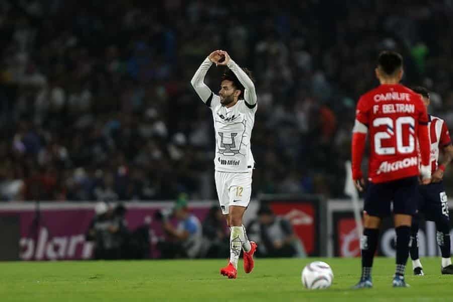 Se viralizan videos de aficionados de Pumas recogiendo basura del Estadio en CU