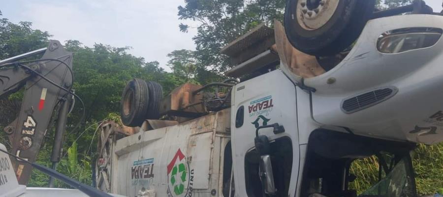 ¡Pierde control del volante! Vuelca camión recolector de basura en Teapa